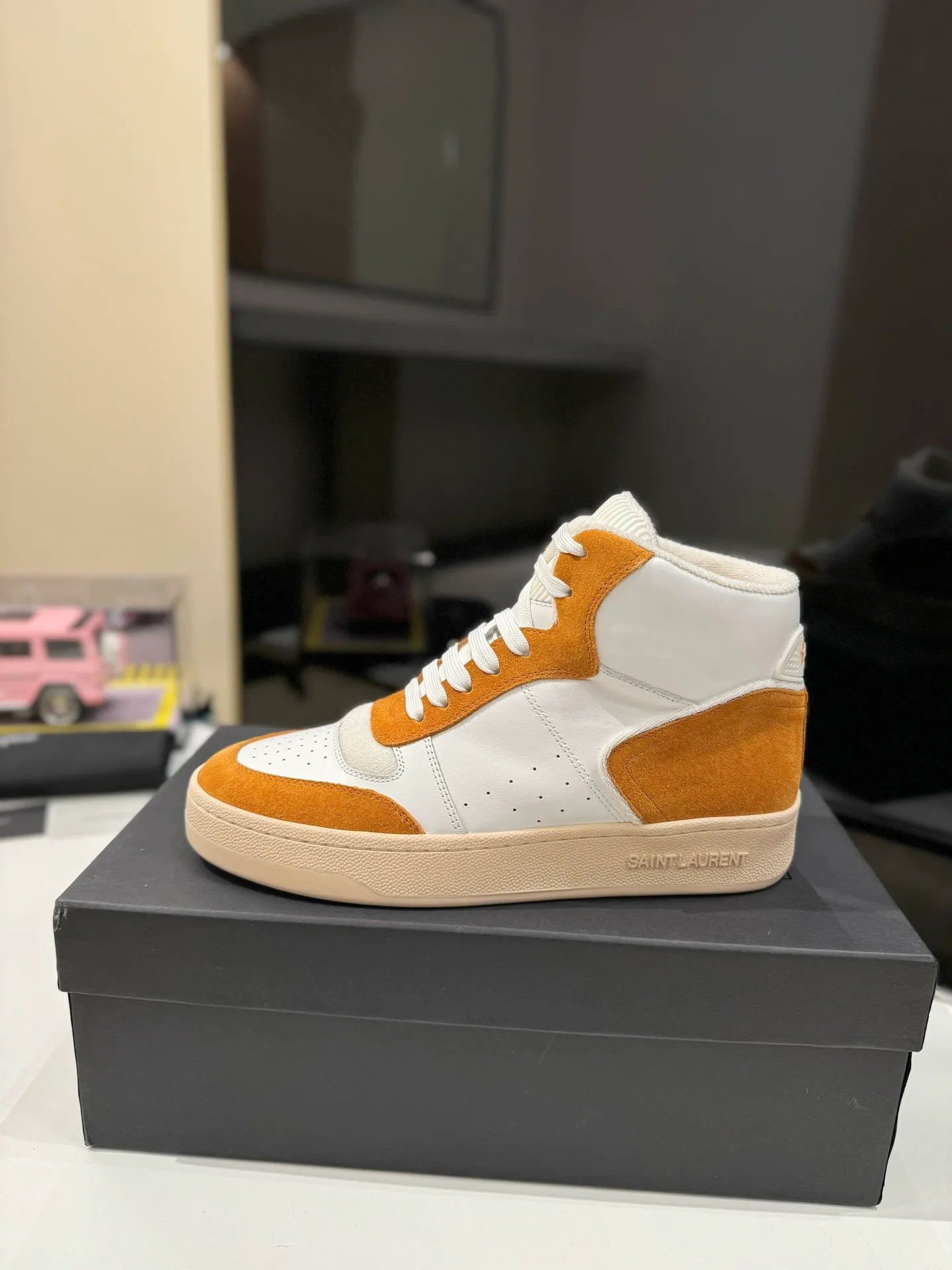 👟👟Ex-factory price 680👟👟 [High version for couples] YSL SAINT LAURENT Yves Saint Laurent SL61, the latest popular casual series in spring and summer...👍👍 Yves Saint Laurent SL61, original purchase, 1:1 replica, fresh blood injection and casual retro design, super good-looking and versatile, the upper is made of cowhide punching and splicing, the upper is super soft , lightweight and comfortable to match with sweatshirts, it is recommended to have one pair in each hand😁 ✅Fabric: Original customized cowhide ➕Punching process ➕Last process ✅Inner lining: Original towel lining ✅Feet: Original customized cowhide ✅Outsole: Original molded two-color bottom ✅Packaging: Original full set of packaging ✅Code number: 35-46 (Female 41.42. Male 38.45.46 Customized, non-returnable)